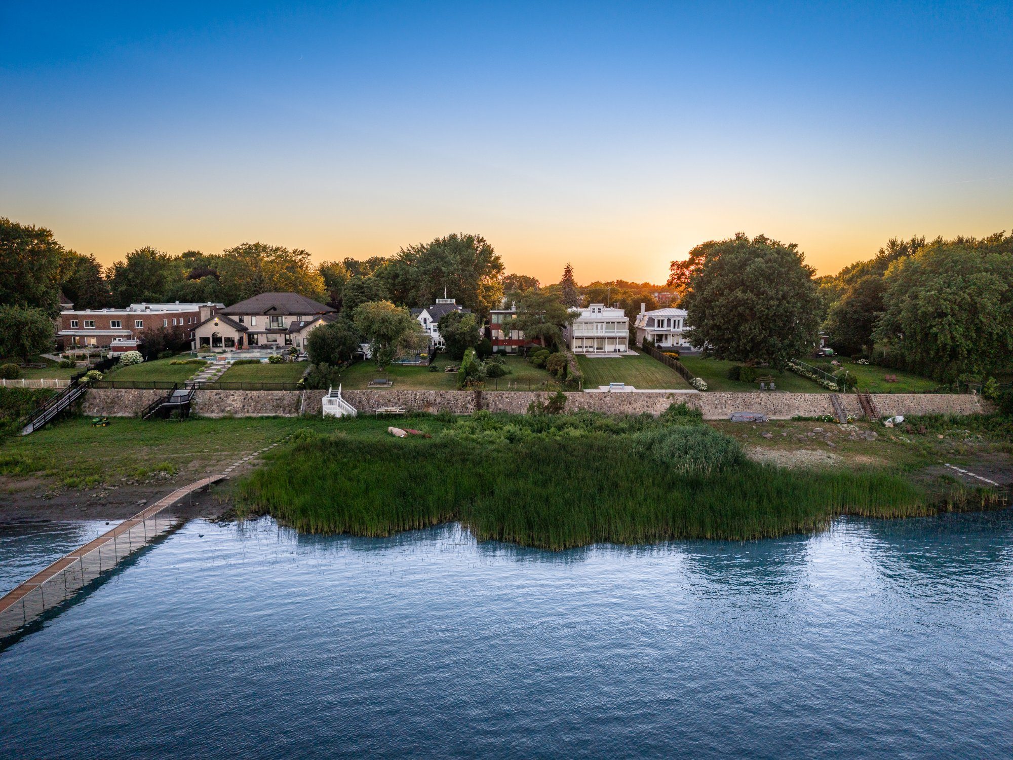 Vue aérienne des propriétés riveraines au coucher du soleil