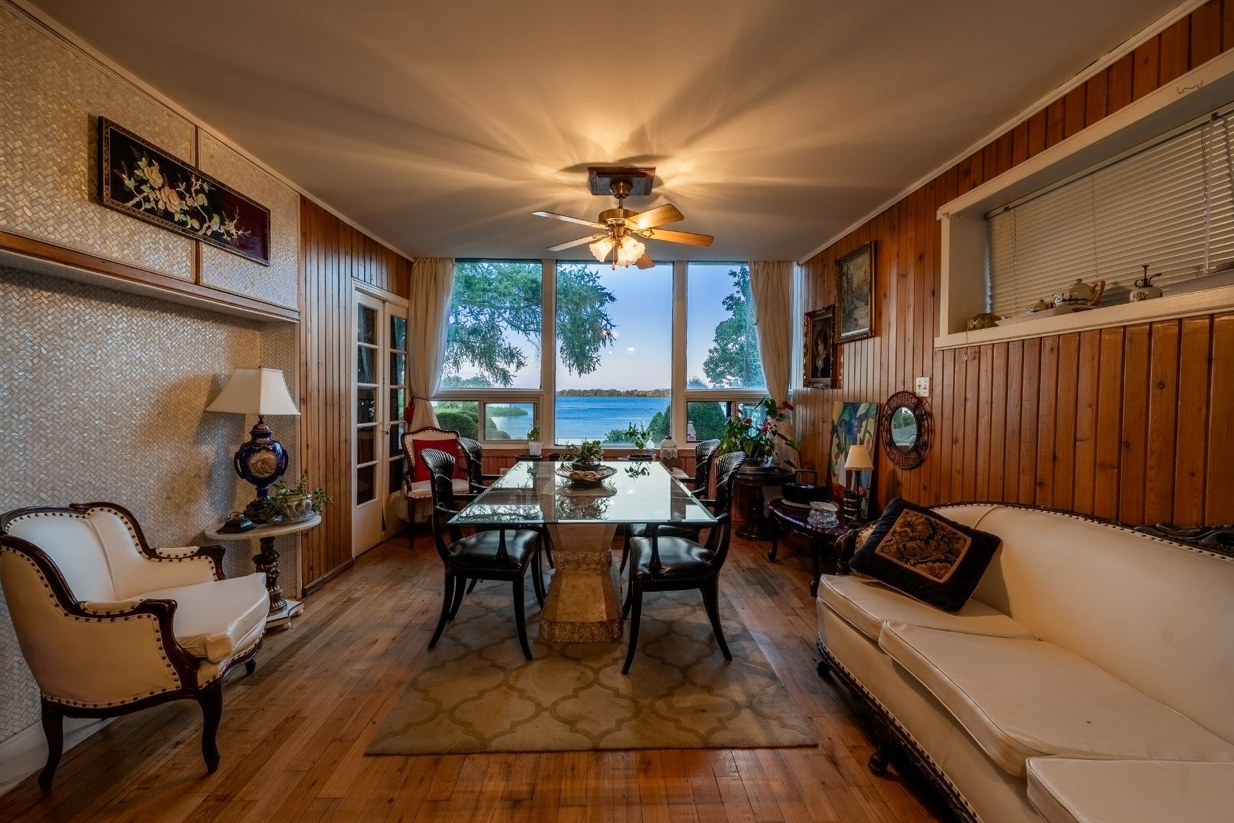 Salle à manger avec vue sur le fleuve