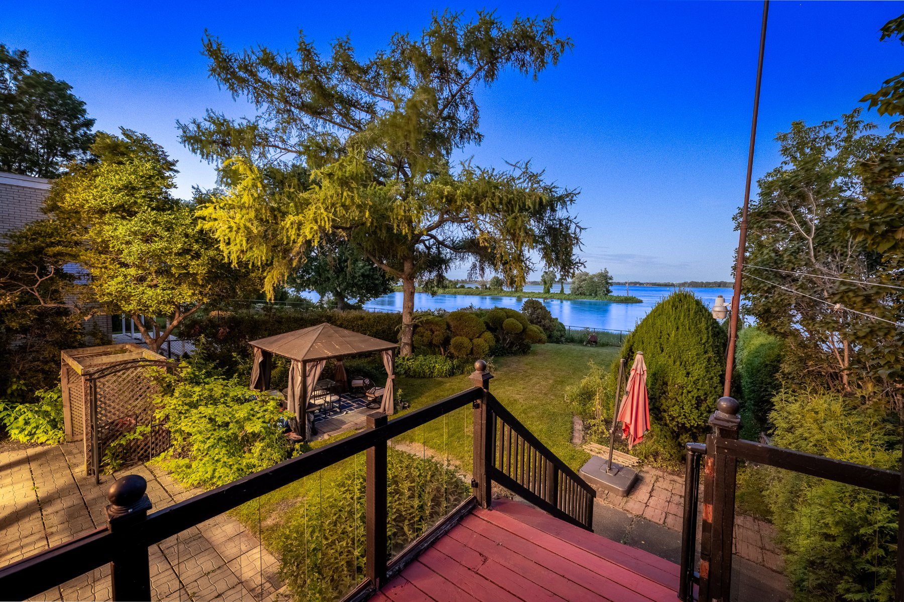 Terrasse et pergola face au fleuve