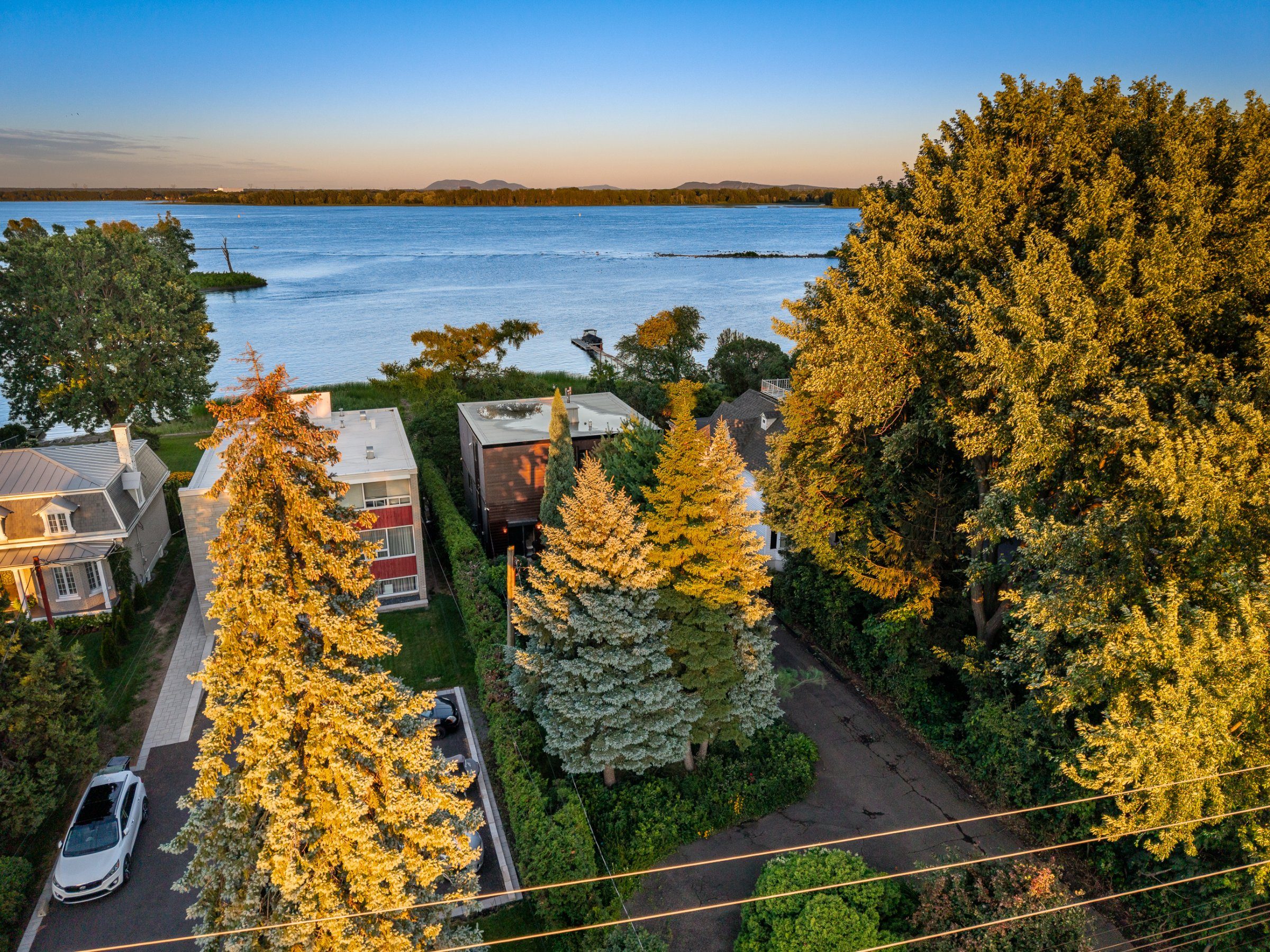 Vue aérienne de la maison riveraine au coucher du soleil sur le fleuve Saint-Laurent